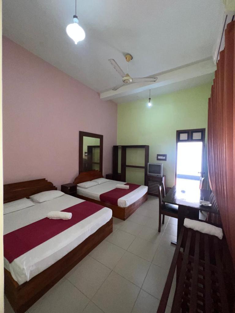 The Triangle Hotel أنرادابورام الغرفة الصورة